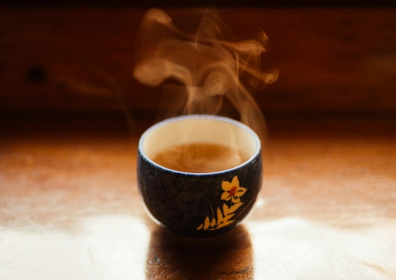 Grüntee Darjeeling Steinthal in einer schwarzen Teeschale.