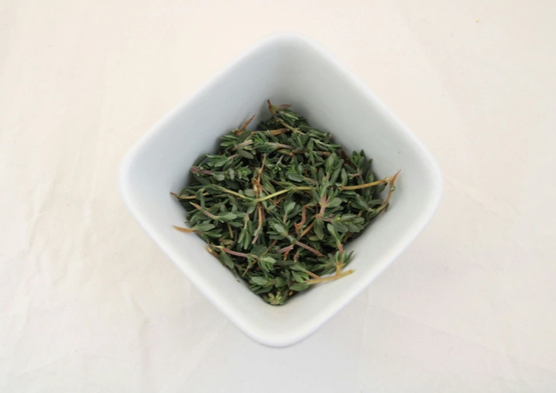 Grüntee Jiaogulan Tee angerichtet, lose in einer eckigen Schale.