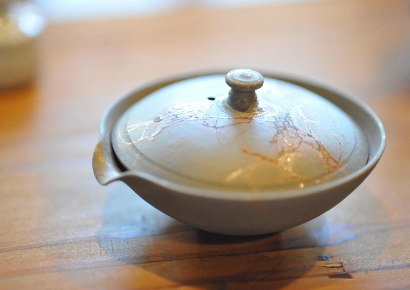 Grüntee Jin Shang Tian Hua in einem grauen Gaiwan.