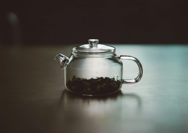 Grüntee Malawi Zomba loser Tee in einer Glaskanne.