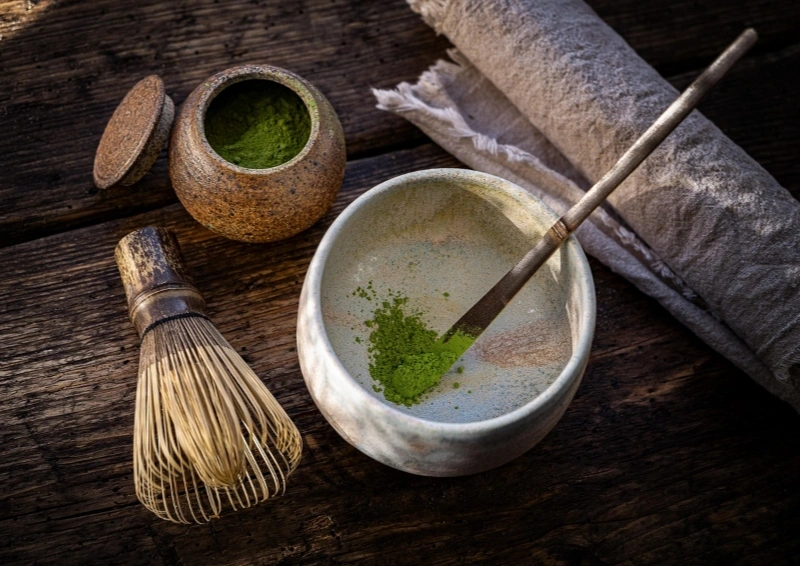 Grüntee Matcha Premix Smoothy fertig in der Matchaschale.