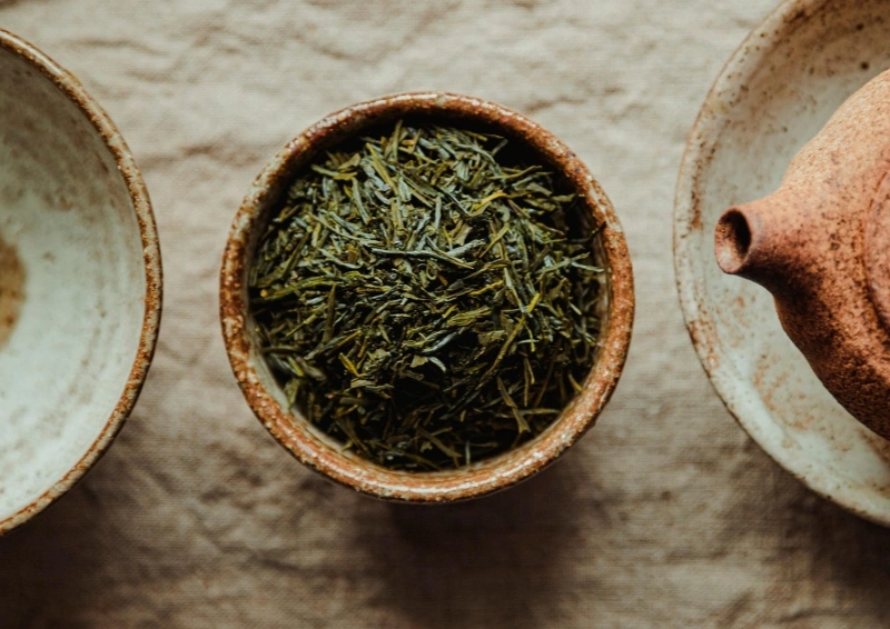 Japan Fukamuschi Sencha frische Teeblätter in Schale.