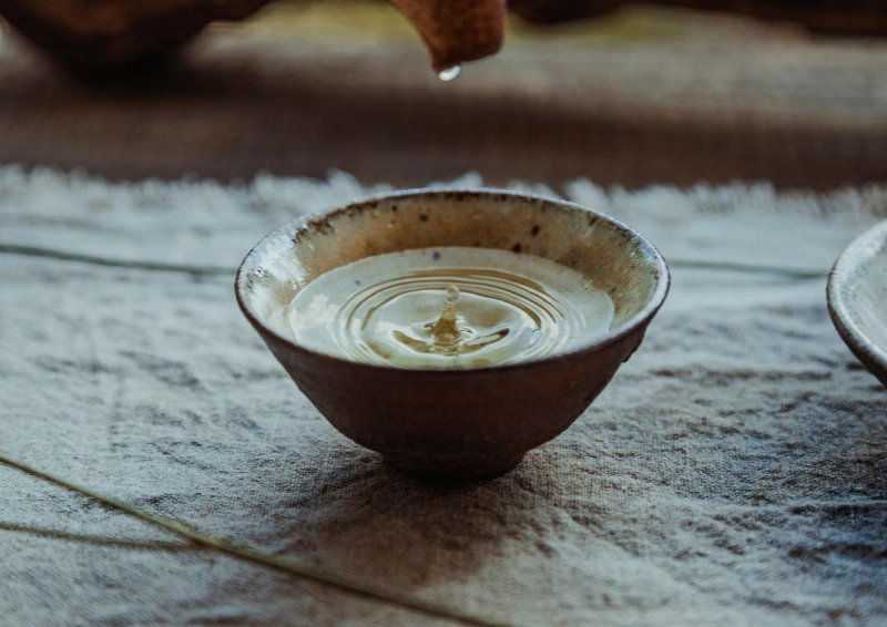 Japan Genmaicha ist eingschenkt in einer Teeschale.