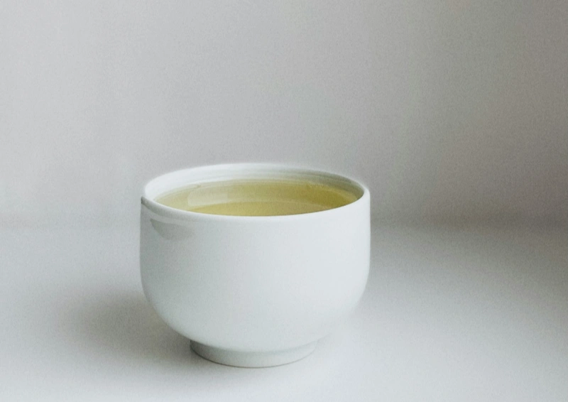 Japan Gyokuro Mikoto Teeschale mit aufgebrühtem Tee.