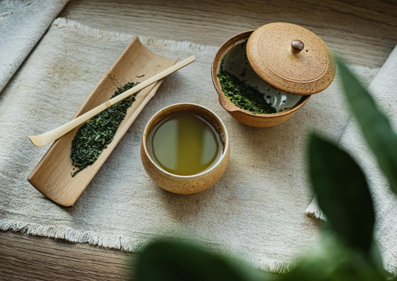 Japan Gyokuro aufgegossen hellgelb in einer Teeschale.