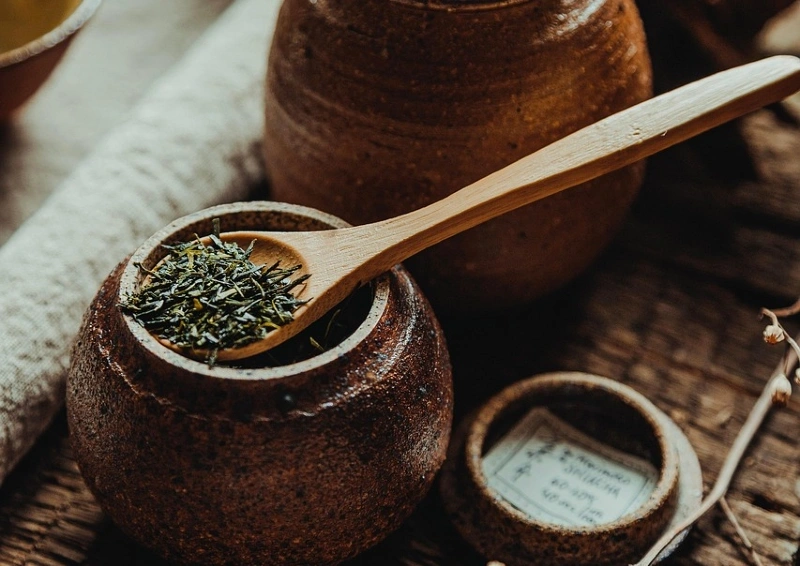 Japan Gyokuro Yuuna Teebätter auf einem Holzlöffel.