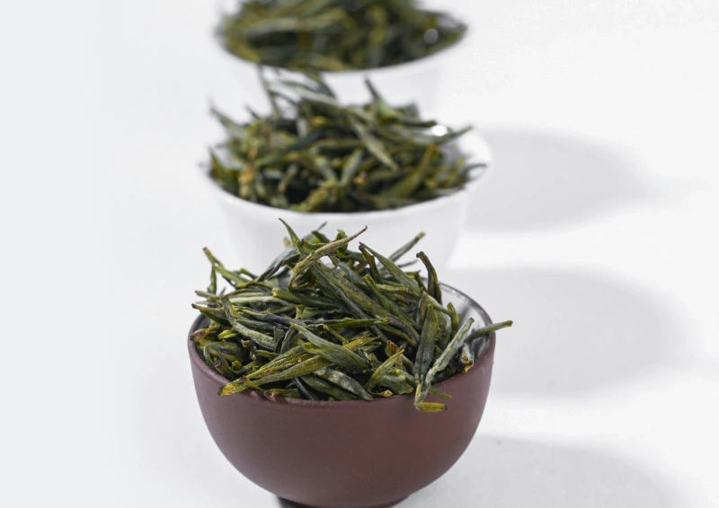 Japan Makinohara in drei Schalen als loser Tee.