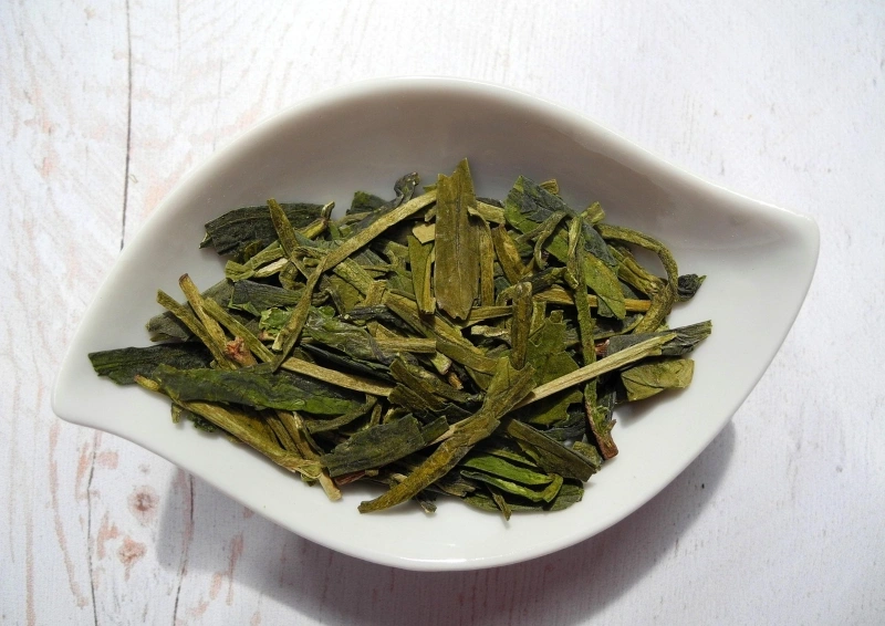 Japan Ogasa Cha Shizuoka angerichtet in geschwungener Schale.