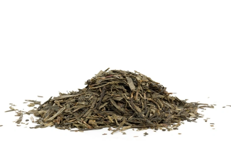 Japan Ogasa lose Teeblätter auf hellem Hintergrund.