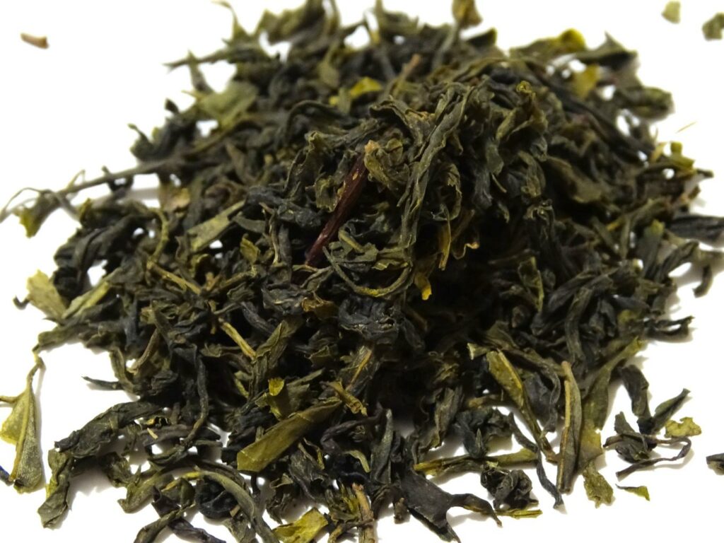 Japan Oolong Atarayo loser Tee auf einem Häufchen.