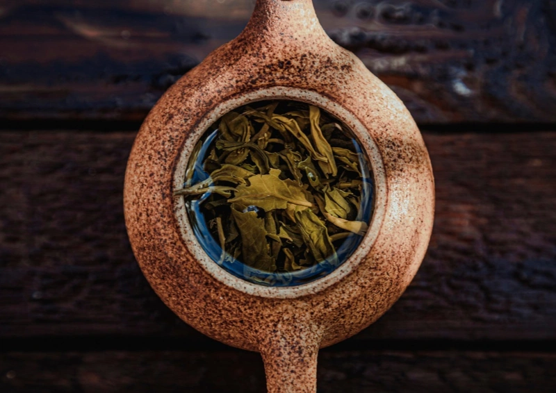 Japan Uji Houjicha grosse Teeblätter in der Kanne.