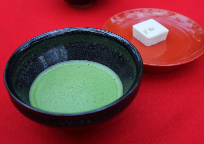 Japan Matcha Hikari aufgeschlagen schaumig in der Schale.
