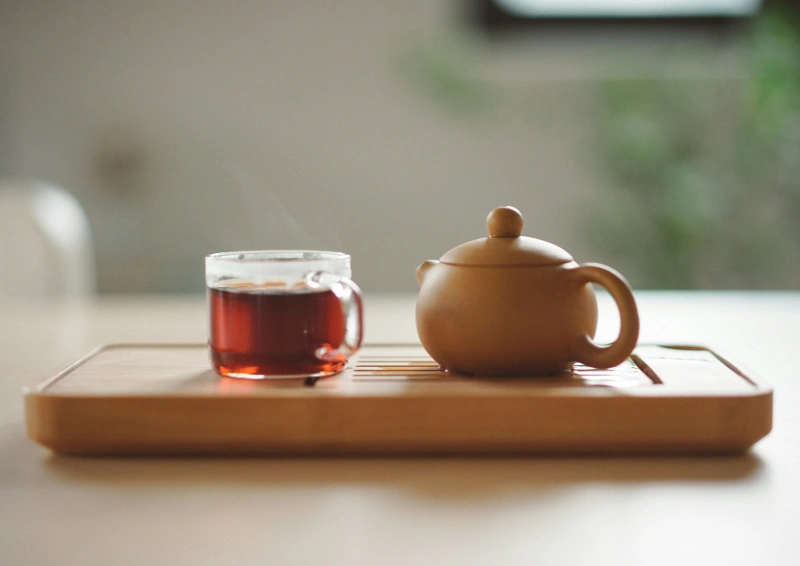 Nepal Jun Chiyabari SFTGFOP1 in einem Teeglas mit Kännchen.