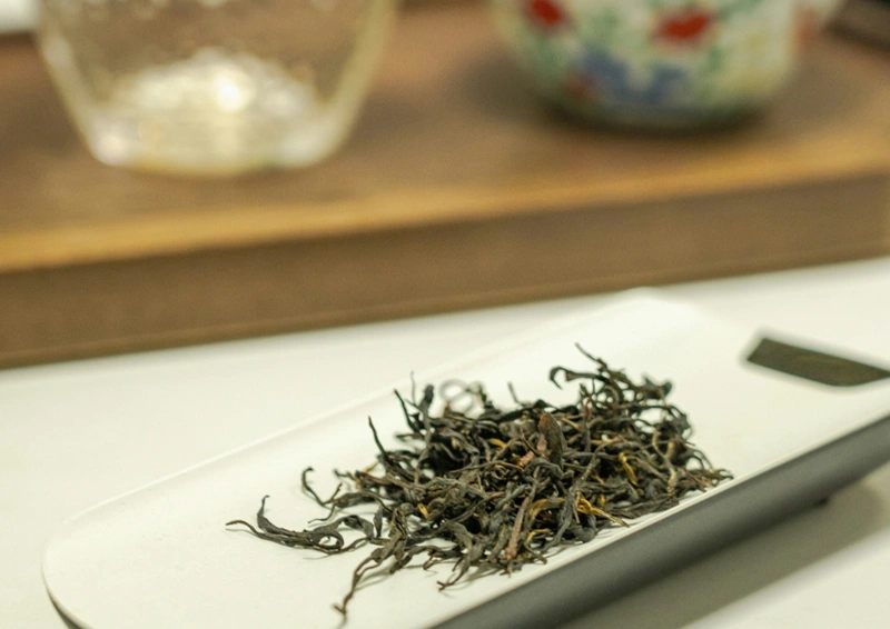 Nepal Silver Oolong angerichtet auf einem Teeschiffchen.