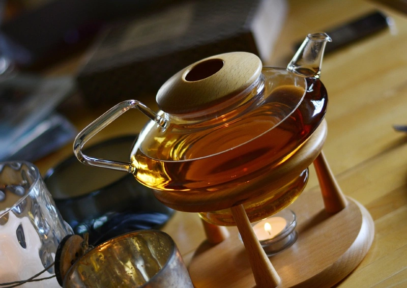 Nilgiri Thiashola Schwarztee in Kanne angerichtet.