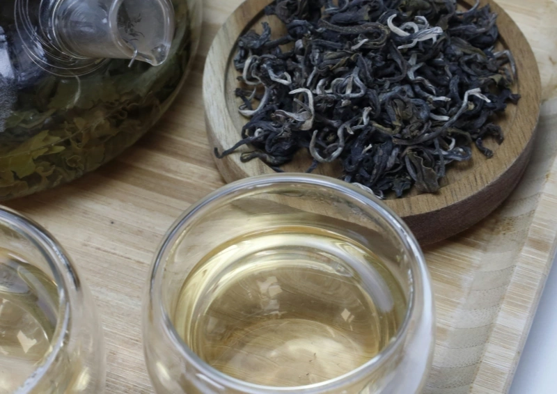 Oolong Aged Wu Yi lose und eingeschenkt im Teeglas.