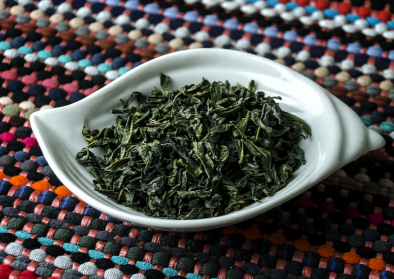 Oolong Ali Shan lose in einer weißen Teeschale.