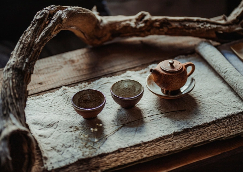 Pu Erh Menghai angerichtet mit Kanne und Schale.
