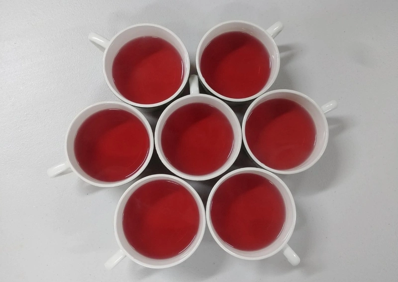 Pu Erh Qu Cha in sieben Tassen dekoriert.