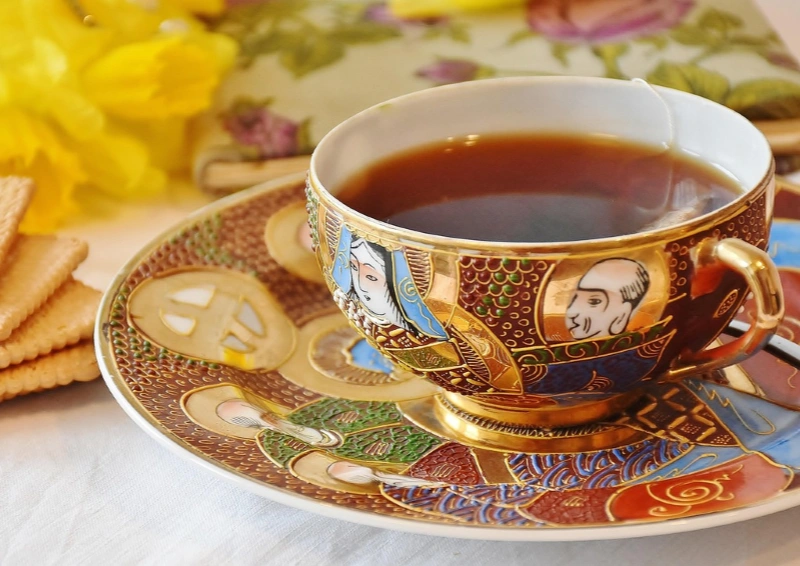 Schwarztee Springtime in einer bunten Teetasse eingeschenkt.