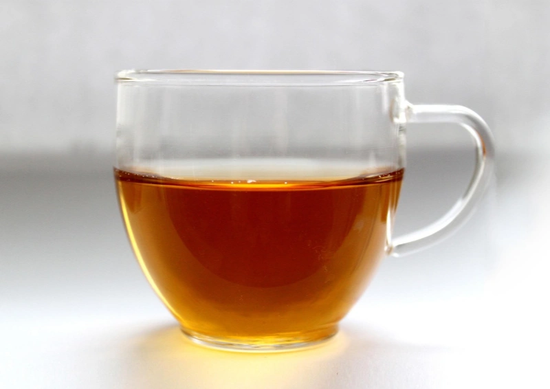 Schwarztee Studentenmischung in der Teetasse eingeschenkt.