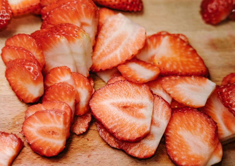 Früchtetee Weihnachtsbeerchen mit frischen Erdbeeren
