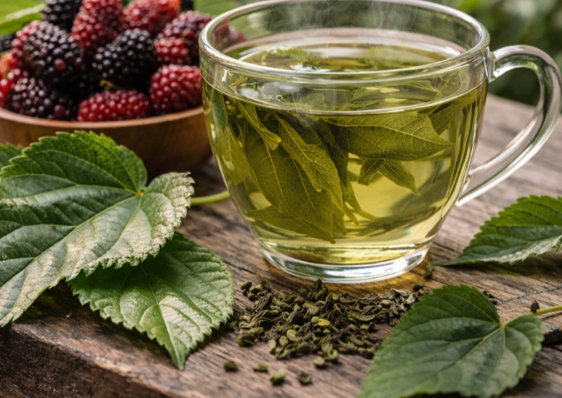 Maulbeerblättertee in der Teetasse