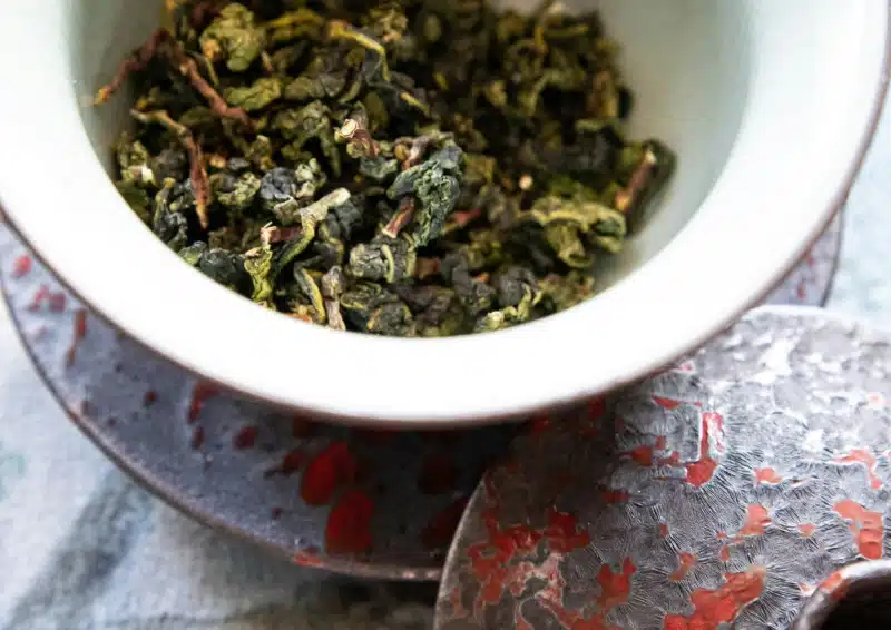 Oolongtee richtig zubereiten in heller Tasse ist loses Blattgut Oolong