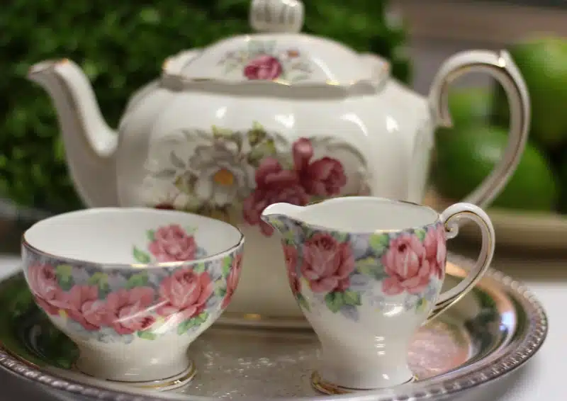 Englischer Afternoon Tea mit feinem Porzellan und Teekanne