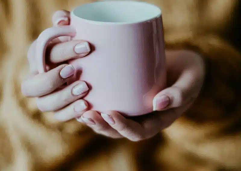 Frau trinkt Tee – gut für Zähne und Zahnfleisch