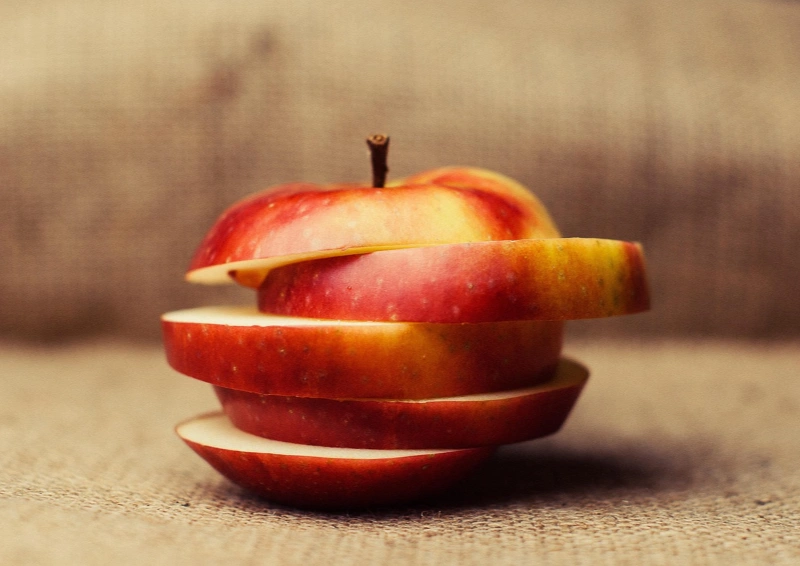 Ein geschnittener Apfel für die Teesorte Früchtetee Kirmes Mandel