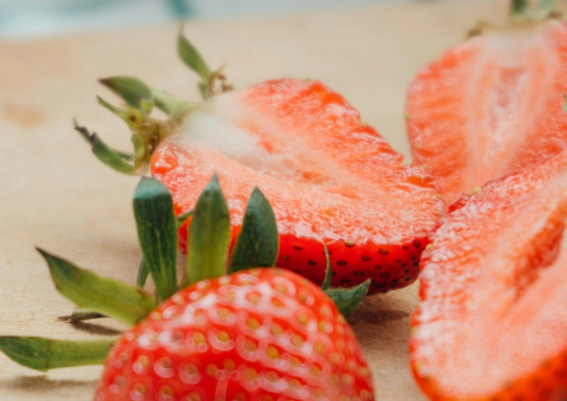 Frische Erdbeeren sind in der Teesorte Früchtetee Kinderfest für den Geschmack verantwortlich