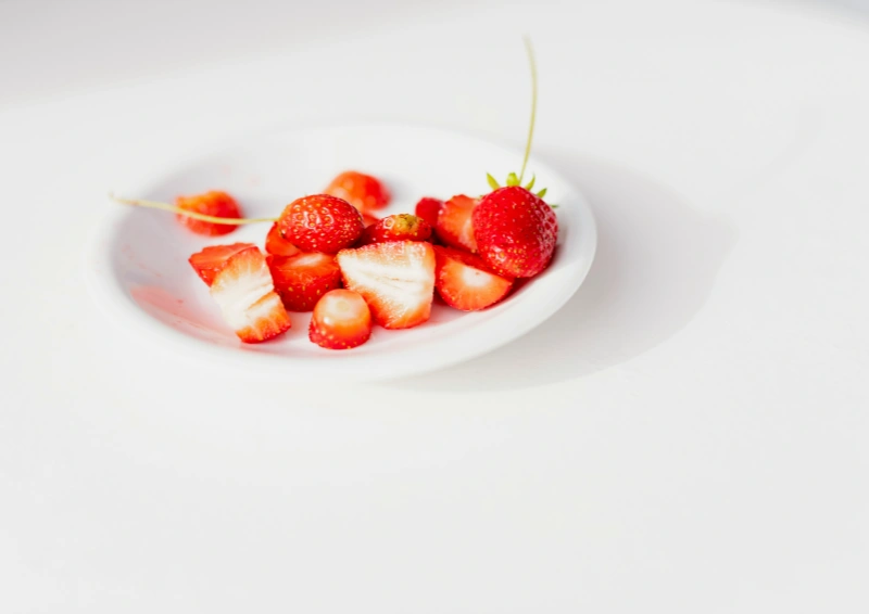 Geschnittene Erdbeeren nin dem Tee Früchtetee Erdbeer Ahorn