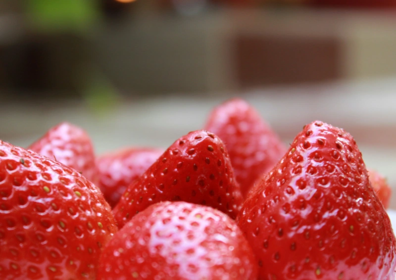 Frische Erdbeeren im Früchtetee Erdbeer Apfel Zimt