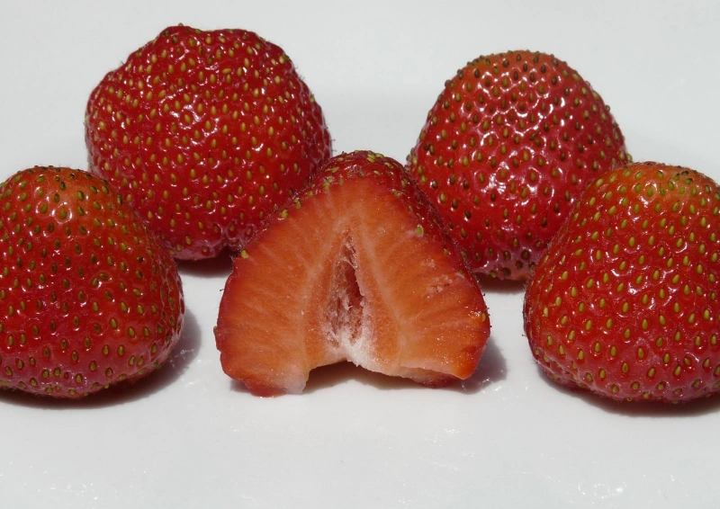 Frische Erdbeeren im Tee Früchtetee Erdbeer Himbeer