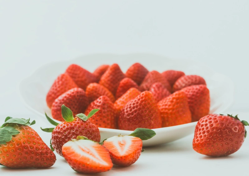 Früchtetee Erdbeer Popcorn mit frischen Erdbeeren