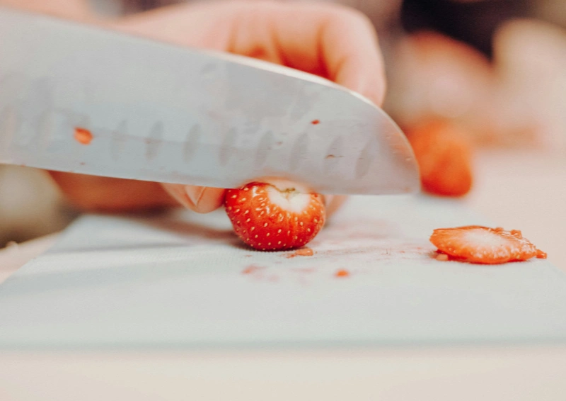 Geschnittene Erdbeeren in der Teesorte Früchtetee Scharfe Nougat Erdbeere