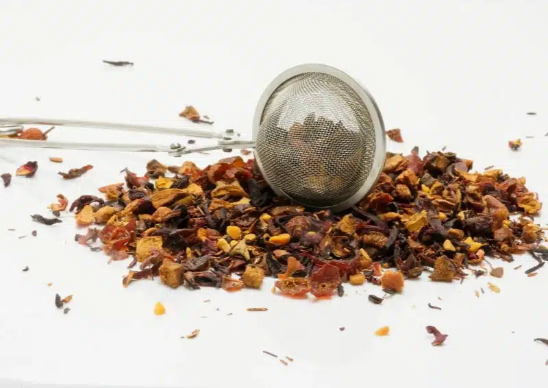 Früchtetee zubereiten mit losem Früchtetee und einer Teezange