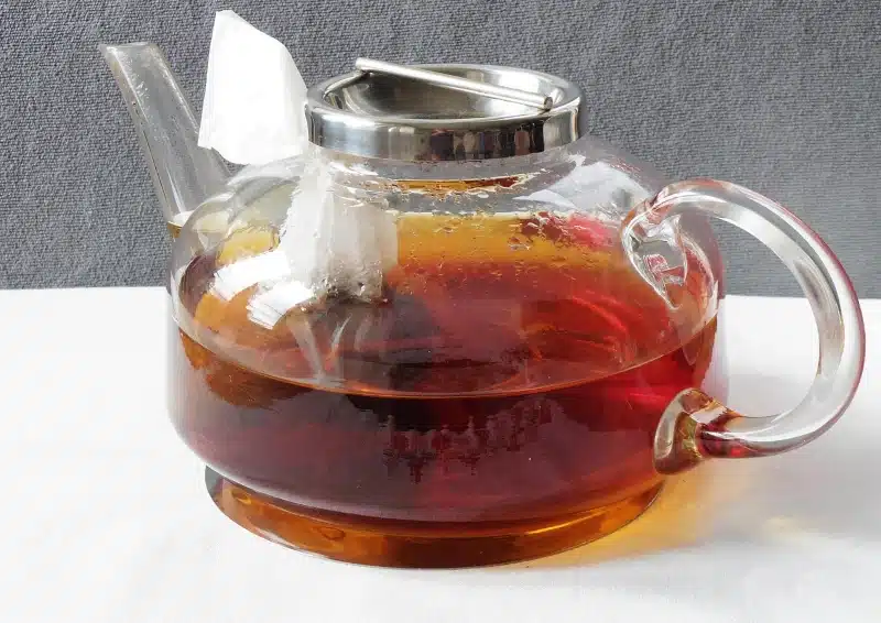 Glaskanne für die Teezubereitung mit losem Tee