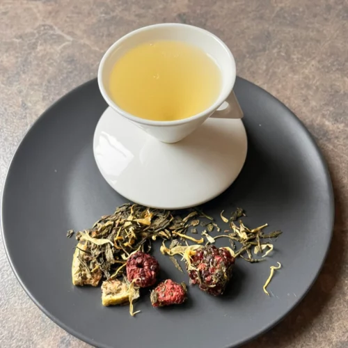 gruner tee feigenhimmel mit feigen und erdbeeren