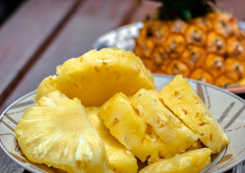 Schwarztee Sunset Beach mit frischer Ananas