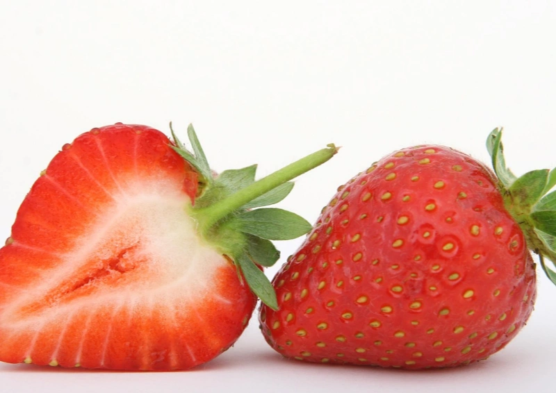 Grüntee Erdbeer Mint Green  mit frischen, saftigen Erdbeeren