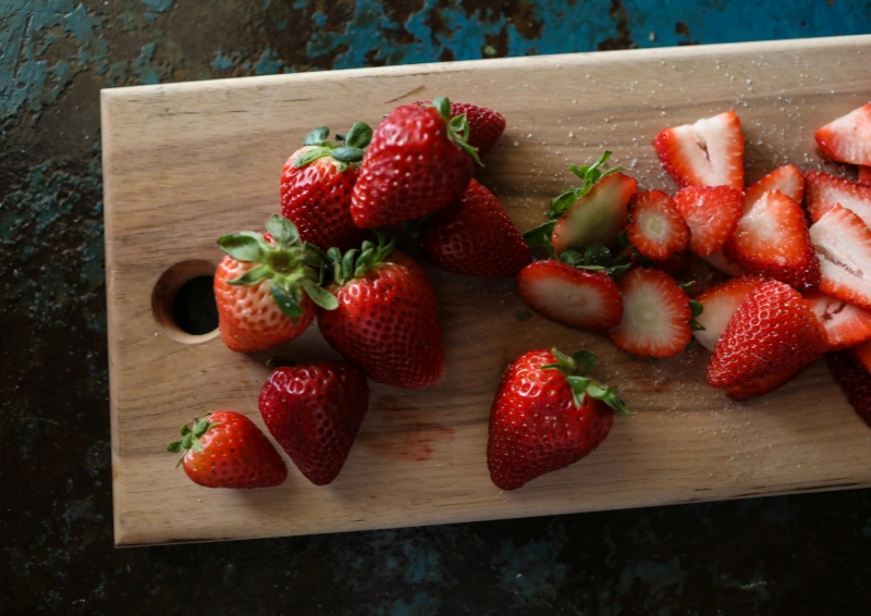 Frische Erdbeeren für den Tee Grüntee Sencha Erdbeere Himbeere