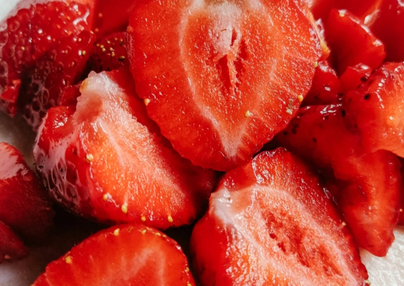 Grüntee Erdbeer Zitrone mit frischen Erdbeeren