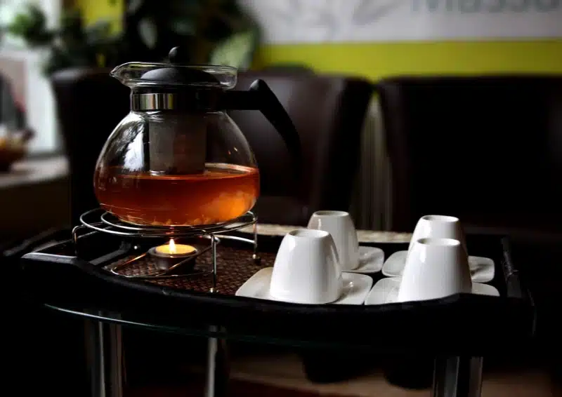 Teekanne vorwärmen mit heißem Wasser 