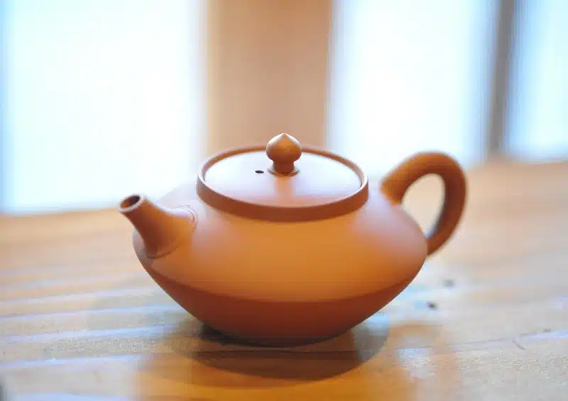Unglasierte Teekanne aus Keramik für die Teezubereitung