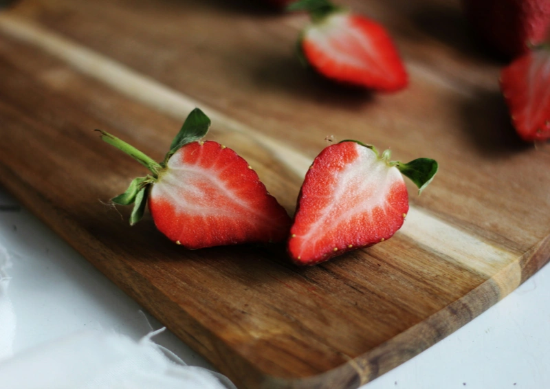 Kräutertee Bambustee Feurige Erdbeere mit frischen Erdbeeren