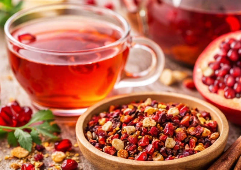 Olivenblatt Tee Erdbeer Granatapfel mit frischen Erdbeerne