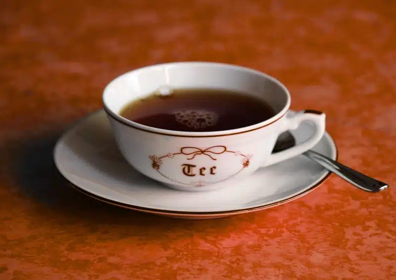 Ostfriesische Teetasse mit Ostfriesentee – traditionelle Teezeremonie