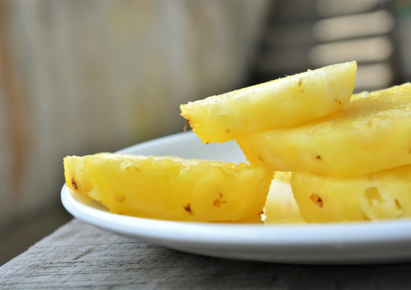 Rotbuschtee Ananas Zitronensorbet mit frischen Ananaasstücken